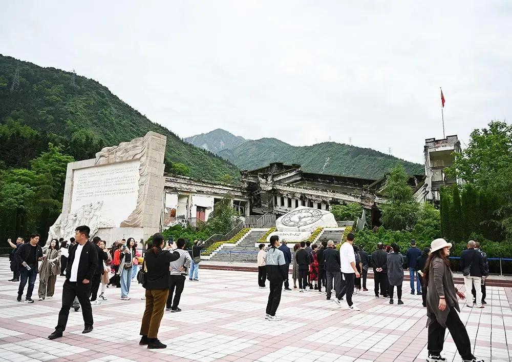 5.12汶川地震15周年方面的诗词,汶川地震12周年小女孩