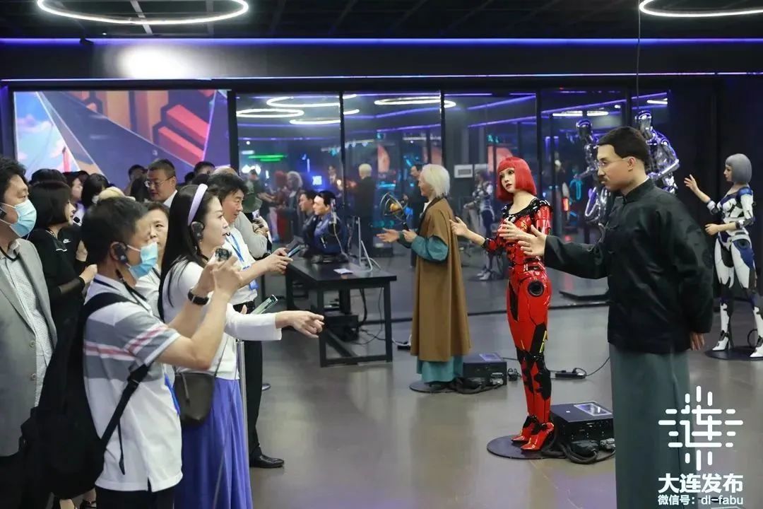 打卡大连,他们感觉太棒了!来自11个国家和地区的网络名人及国内网络媒体记者走进大连
