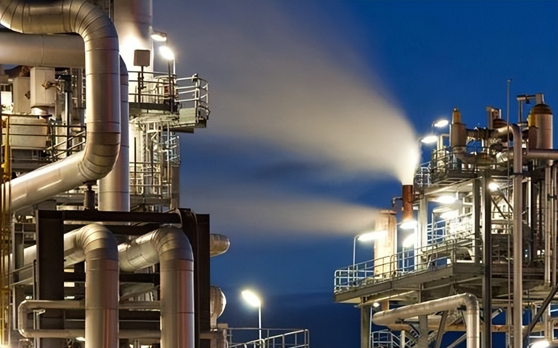 亚洲唯一中立国，水电免费汽油仅一毛，这个国家为何能闷声发大财