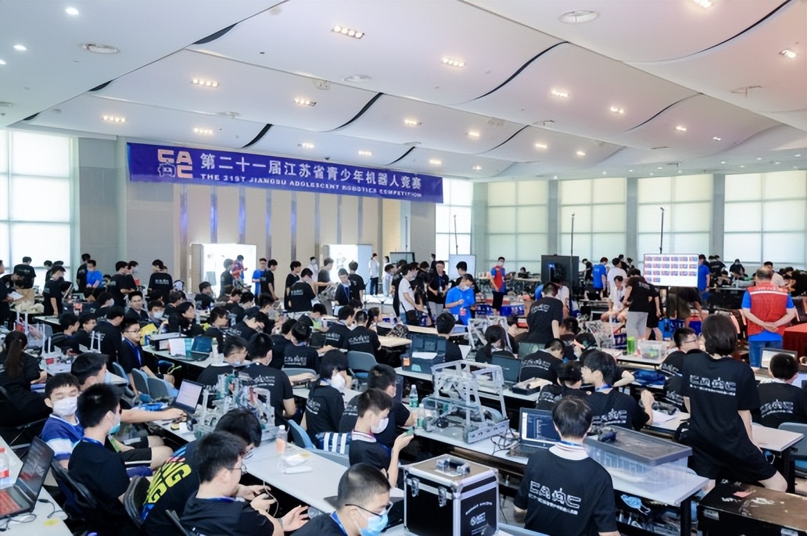 点亮科技梦想！南外河西初级中学学子在各级大赛中摘金夺银