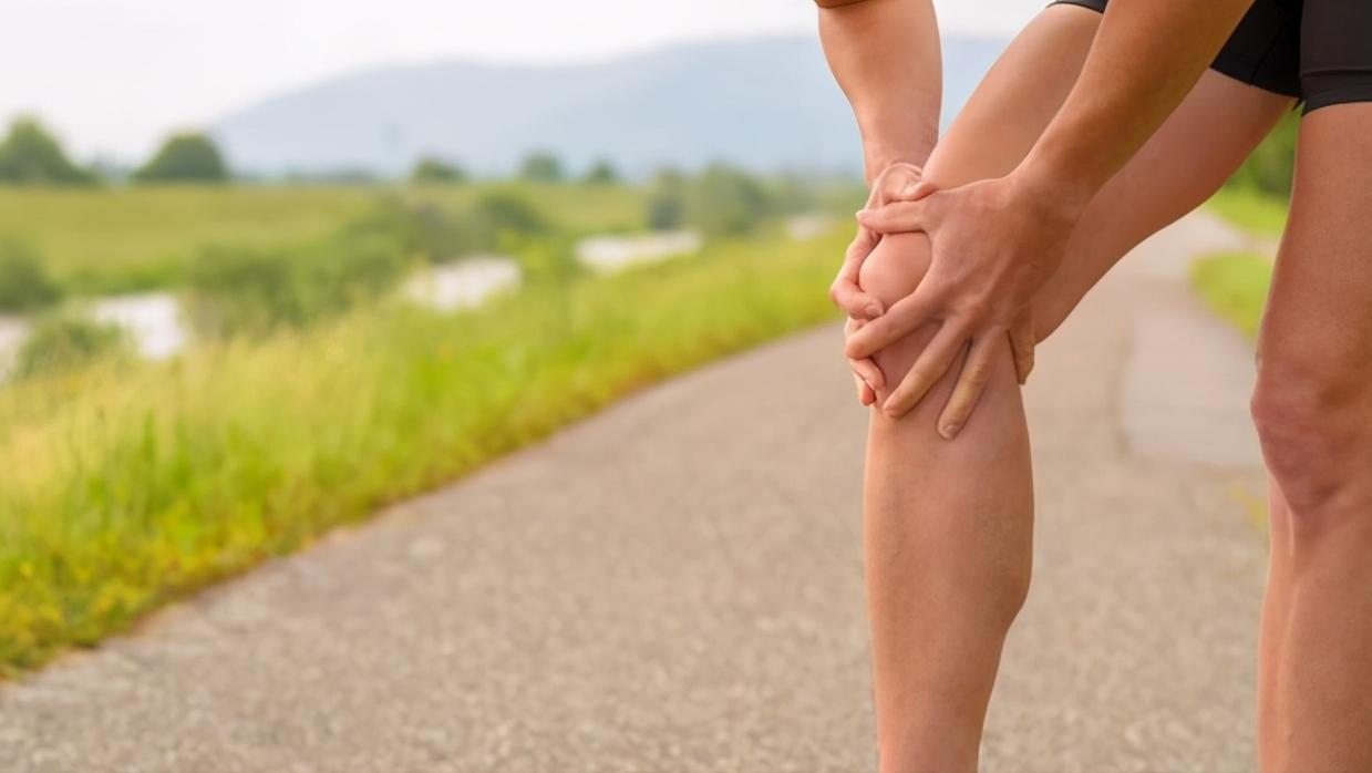 膝盖疼痛的自我康复训练方法,三个日常小习惯保护膝盖缓解膝痛