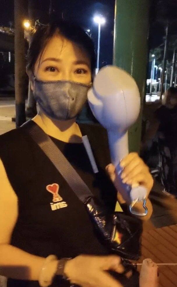 被骂自私又无知！著名港星晒宠物神器遭狂轰，为自家犬使用驱狗器