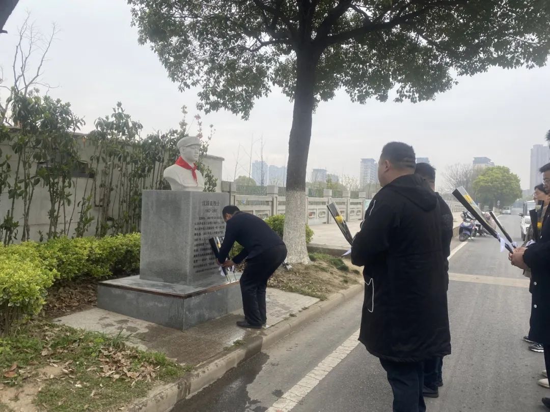 退休不褪色志愿服务暖人心,退役不褪色继续为人民服务