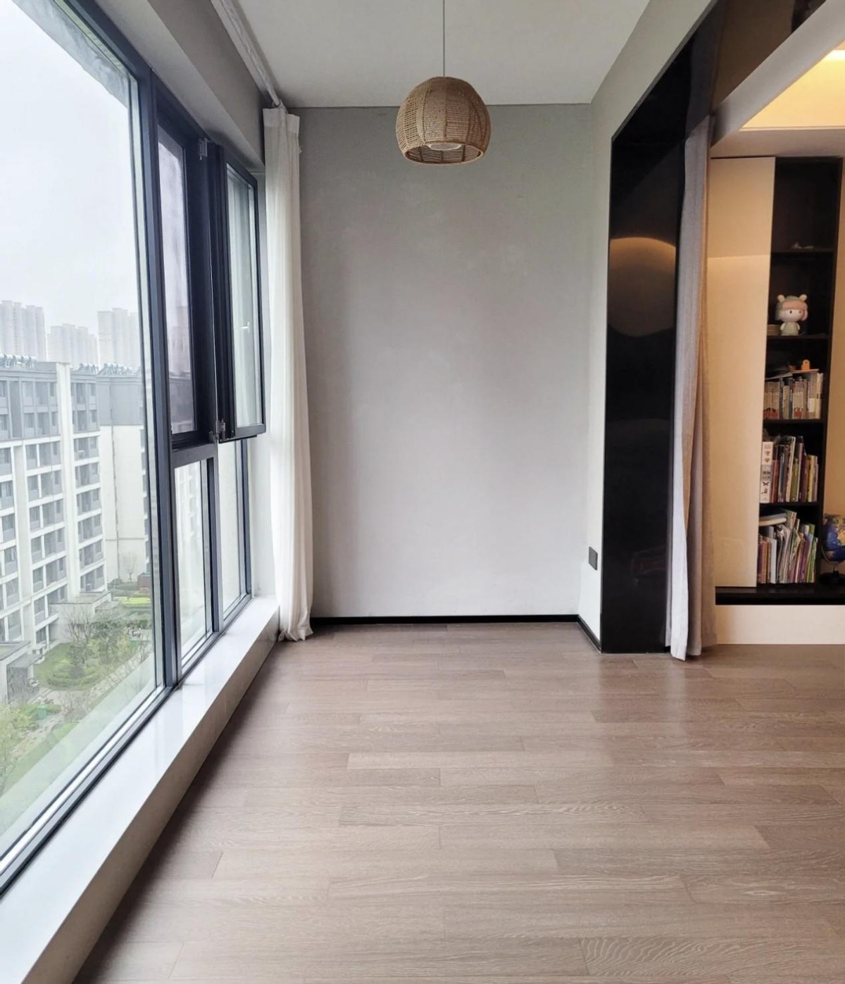 阳台做地台还是通铺瓷砖好,阳台地面铺瓷砖还是地板