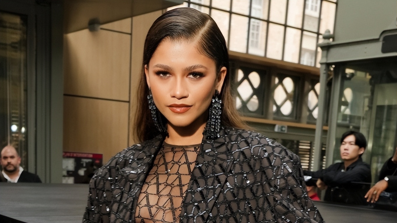 巴黎时装周华伦天奴在哪举行,2019高定时装秀华伦天奴秀照