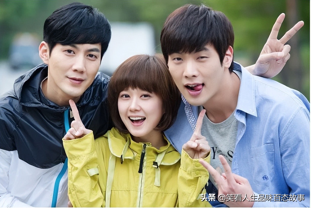 童年女神张娜拉晒猫照依旧童颜,38岁张娜拉罕见晒素颜照