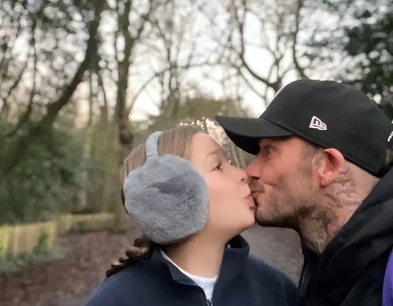 陈冠希和6岁女儿亲吻引争议，网友直呼不合适：孩子大了不能亲嘴