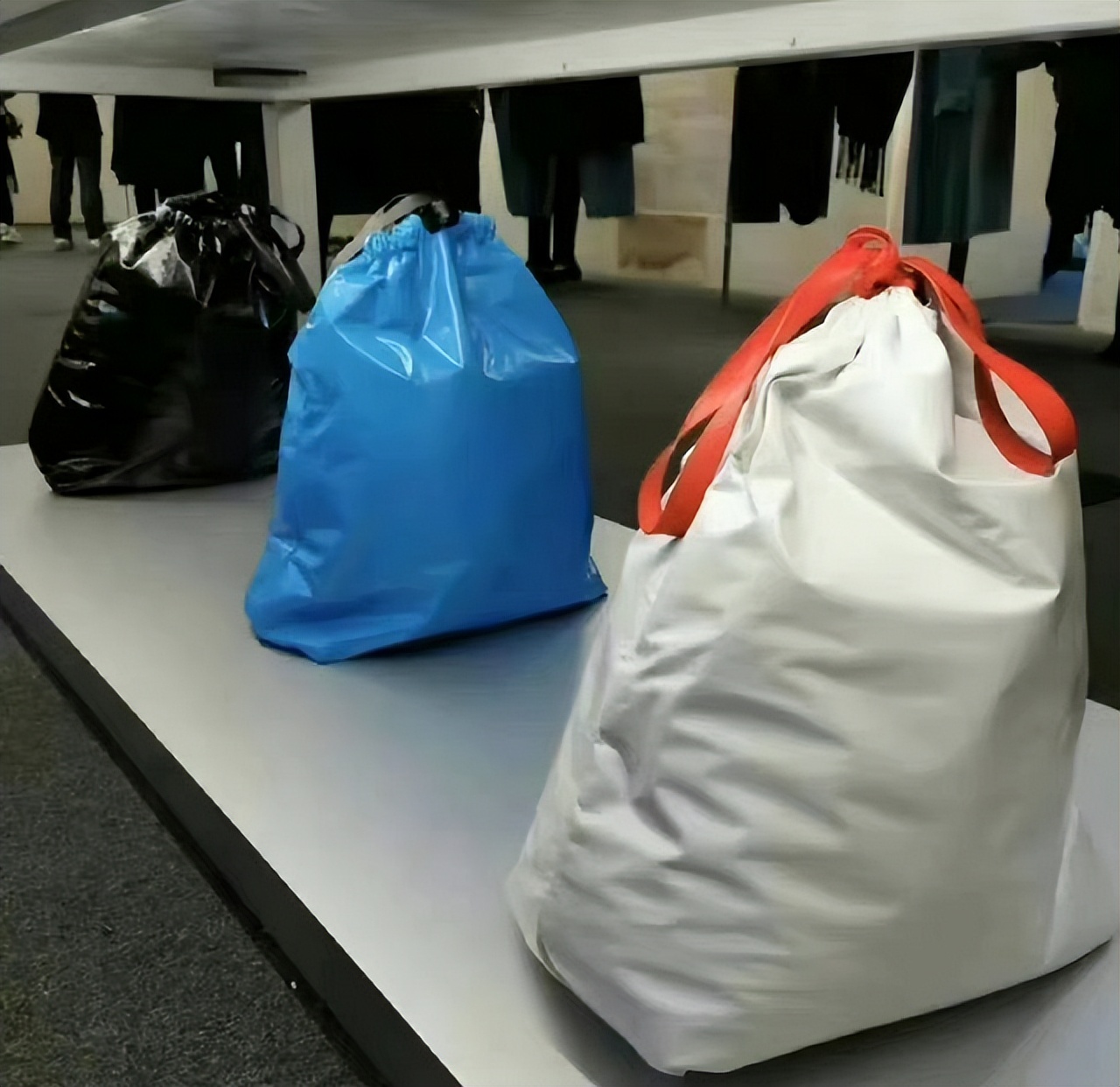 巴黎世家像购物袋的包,巴黎世家白色包包多少钱一个