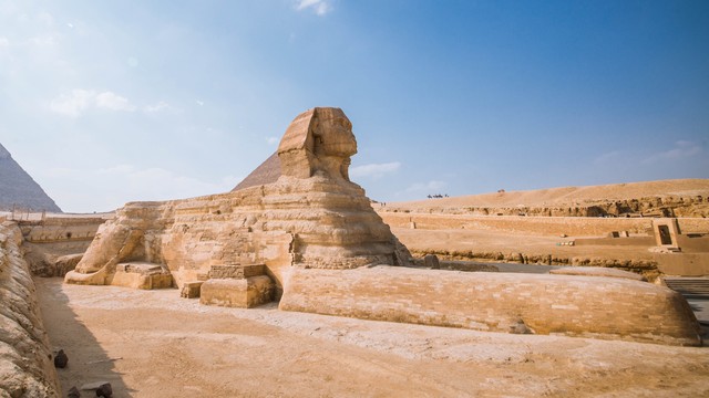 埃及金字塔狮身人面像的秘密 (埃及金字塔的秘密经典传奇)