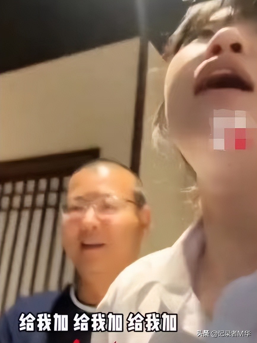 女生表情骄横口气狂妄地说“你知道我爸是谁吗？”一度热点第一