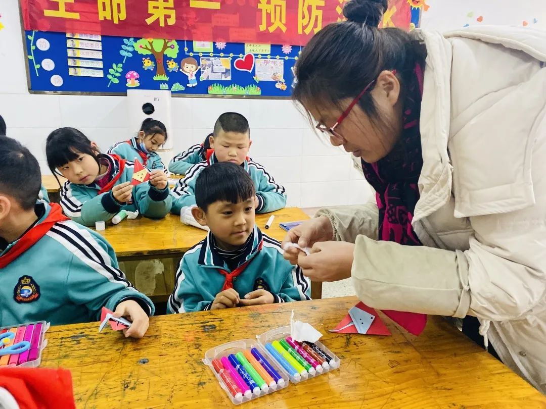 折纸社团课堂照片,手工社团折纸教案