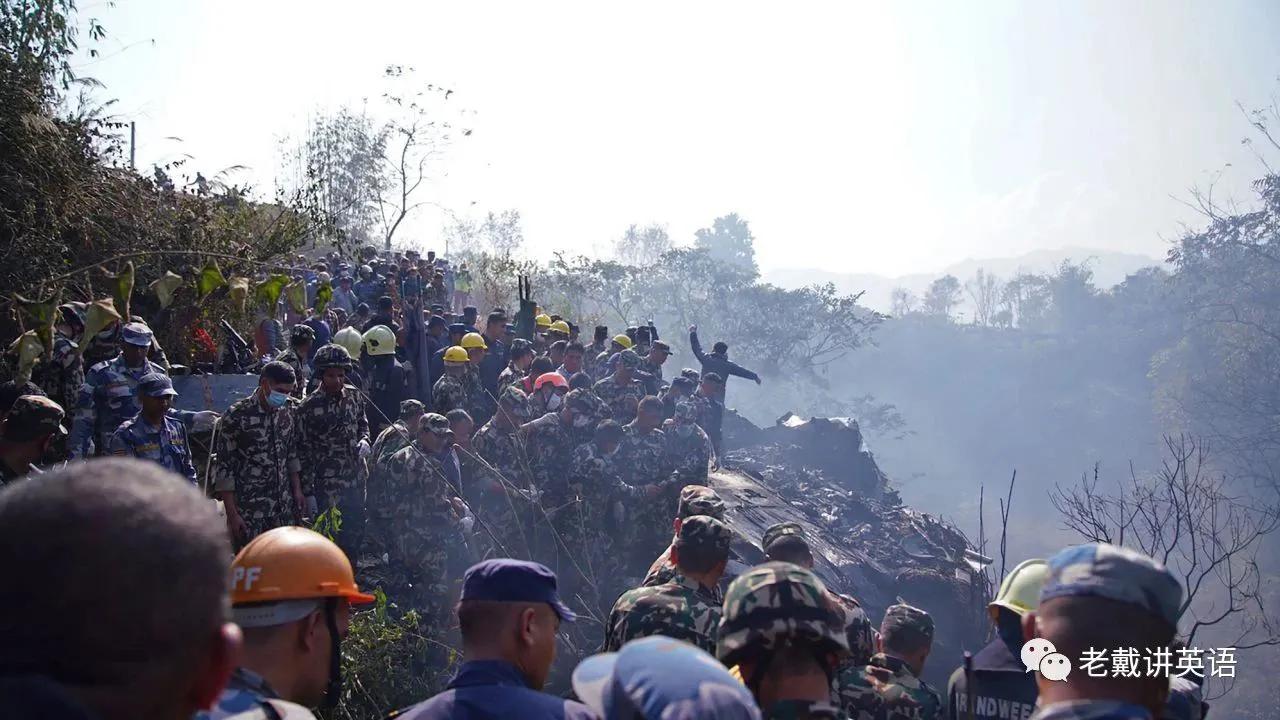 尼泊尔的飞机坠落事件,尼泊尔一载72人客机坠毁视频