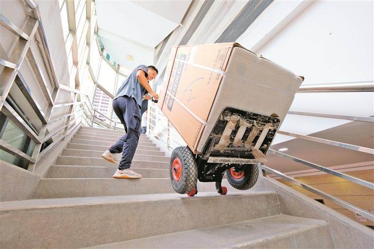 深圳做顺丰快递员好干吗,在深圳专门帮外卖小哥送餐上楼