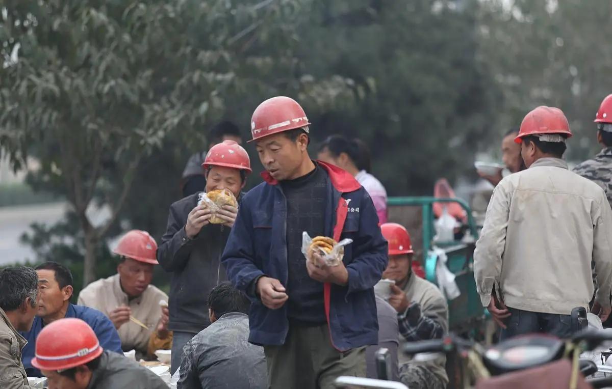 工地干完活不给钱电话不接怎么办,在工地干一个月活老板不给钱咋办