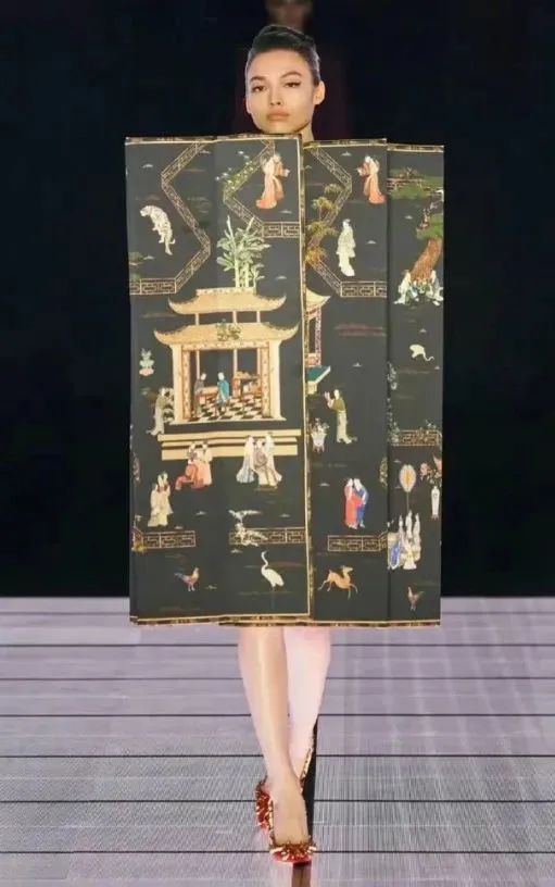 赵露思穿上廉价中国风礼服，俗成了18线网红