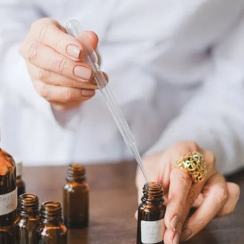 精油芳香疗法的作用是什么,精油调制香水