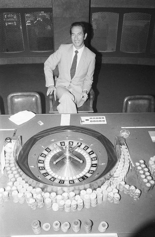 赌王何鸿燊：86万续命针每日一针，800万金丝楠木棺开启世纪葬礼