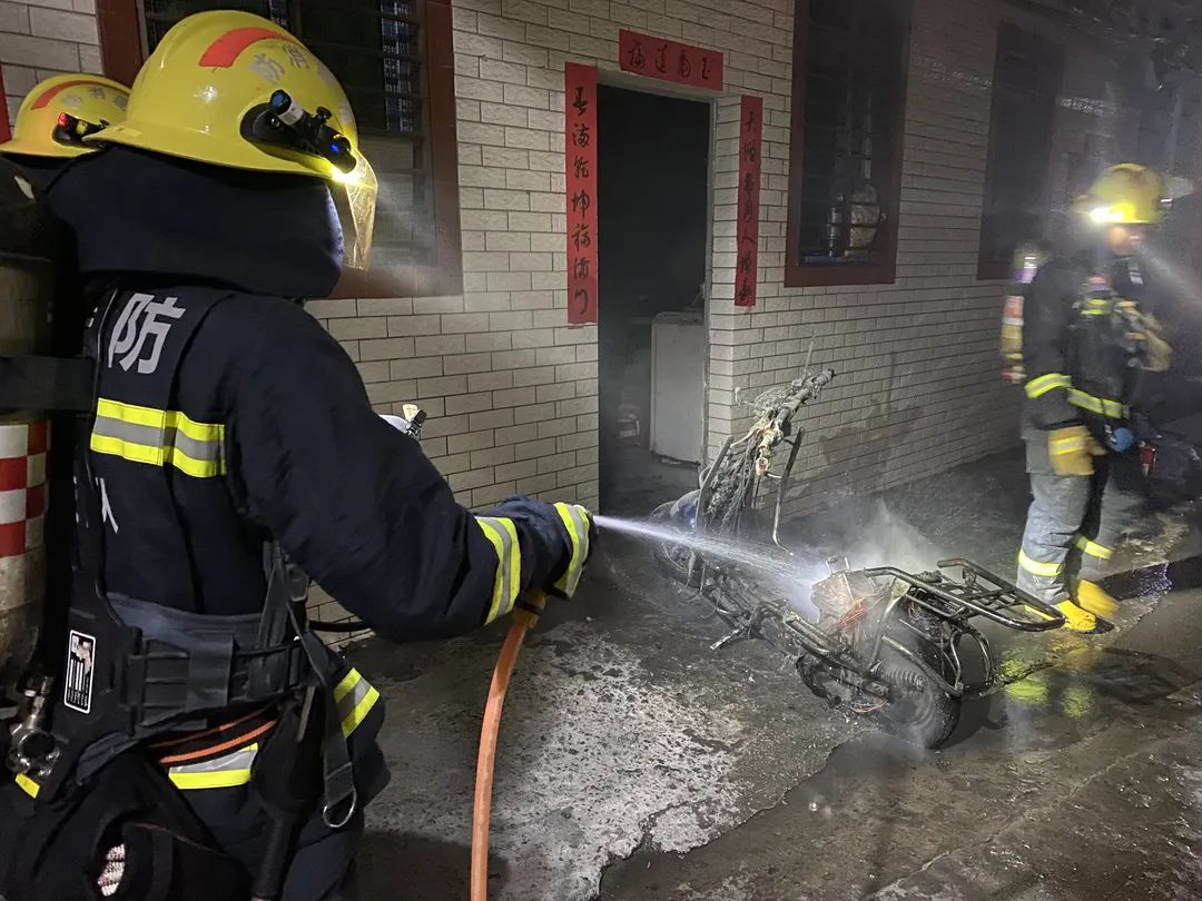 突发火灾又是电动车惹的祸,危险近期多起电动车引发火灾事件