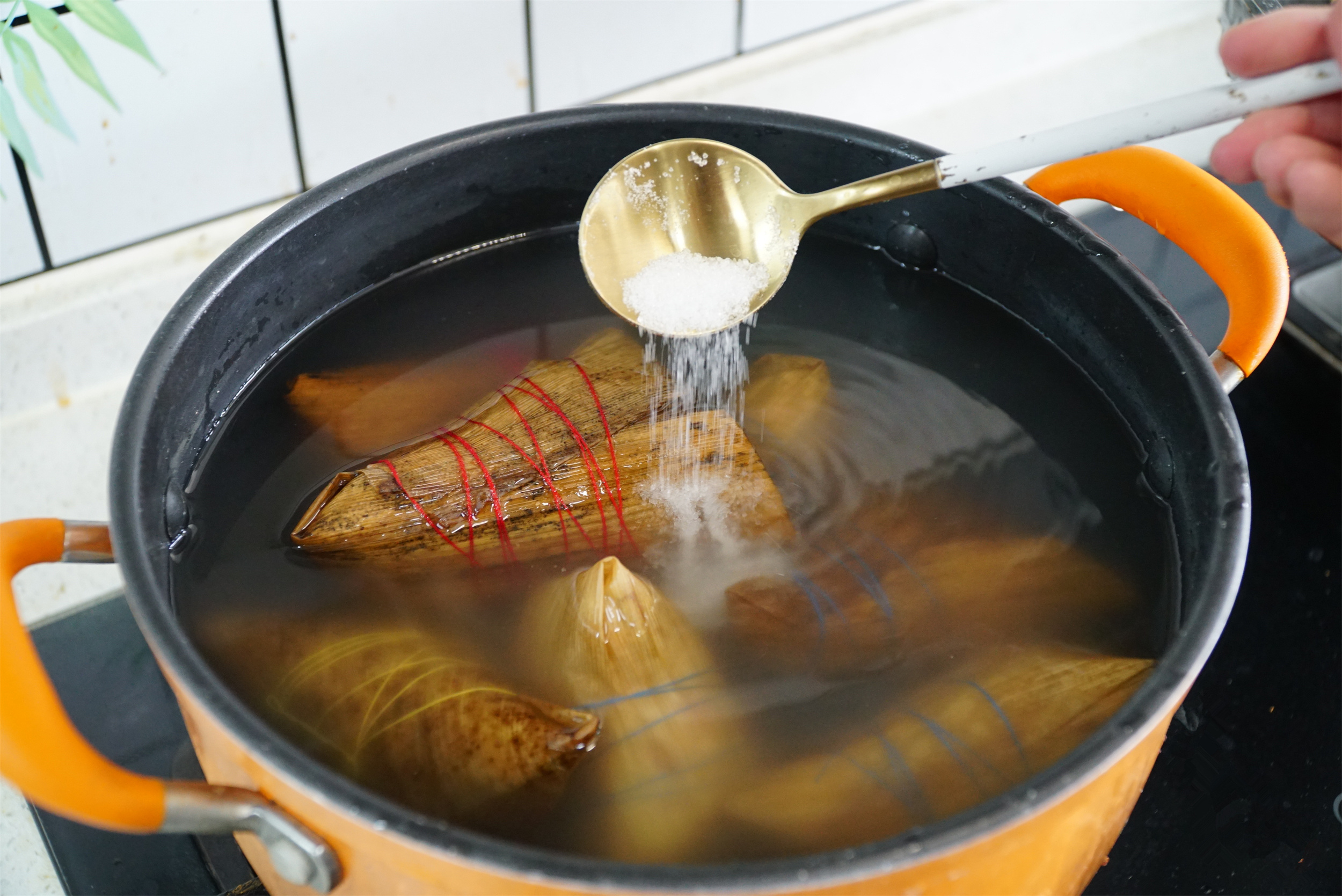 端午节粽子用热水还是用凉水煮,端午节粽子冷水下锅还是热水下锅