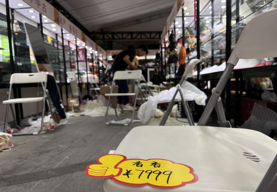 在二手奢侈品店，看见工薪女孩的欲望挣扎