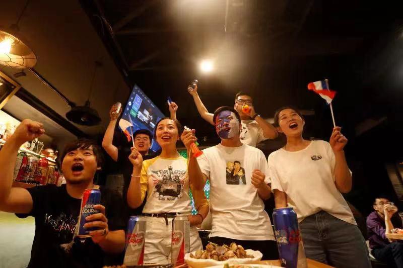 亮相即圈粉，青岛啤酒“足球表情包”火了