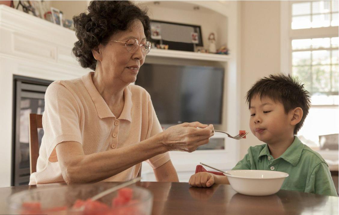 老人是否要做孩子们的免费保姆,老人做免费保姆带孙子的心酸