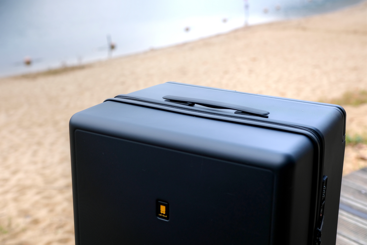 小型行李箱手提实用,重量轻且收纳量大可坐的行李箱