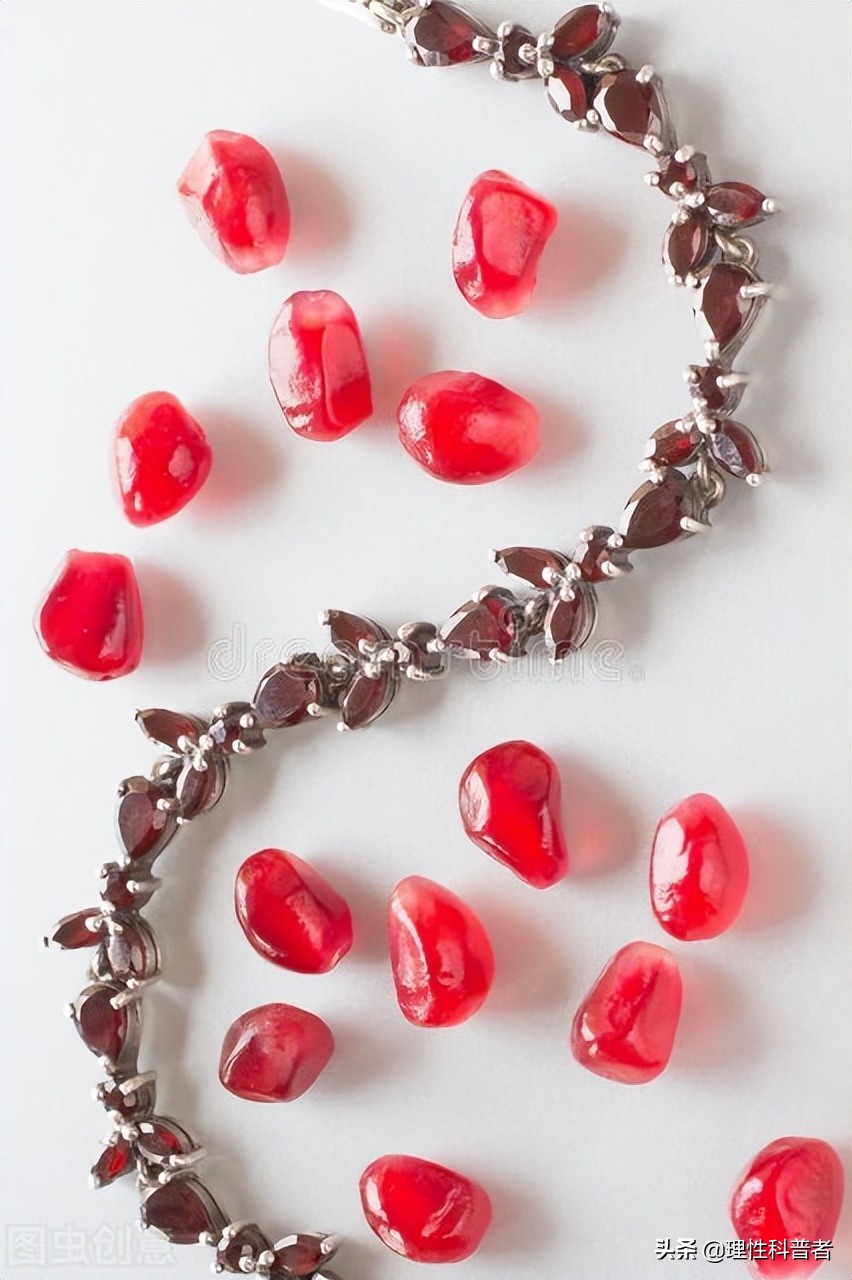 石榴石，绿色属于名贵品种，如何辨别真假石榴石