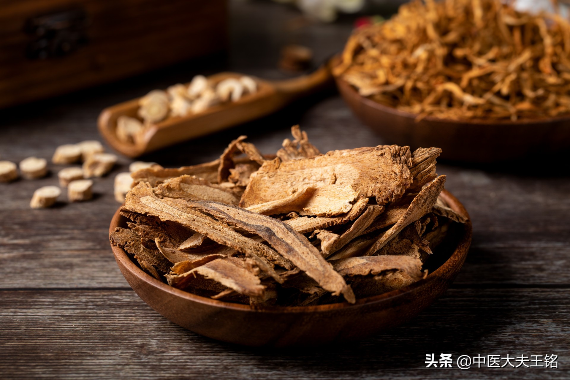 大腿手臂长疙瘩是怎么回事,胳膊和腿上长了肉疙瘩怎么回事