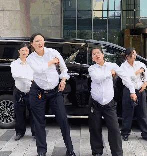 顶腮、挑眉、摸鼻子…全网美女都在模仿“普信男”，细节太到位！