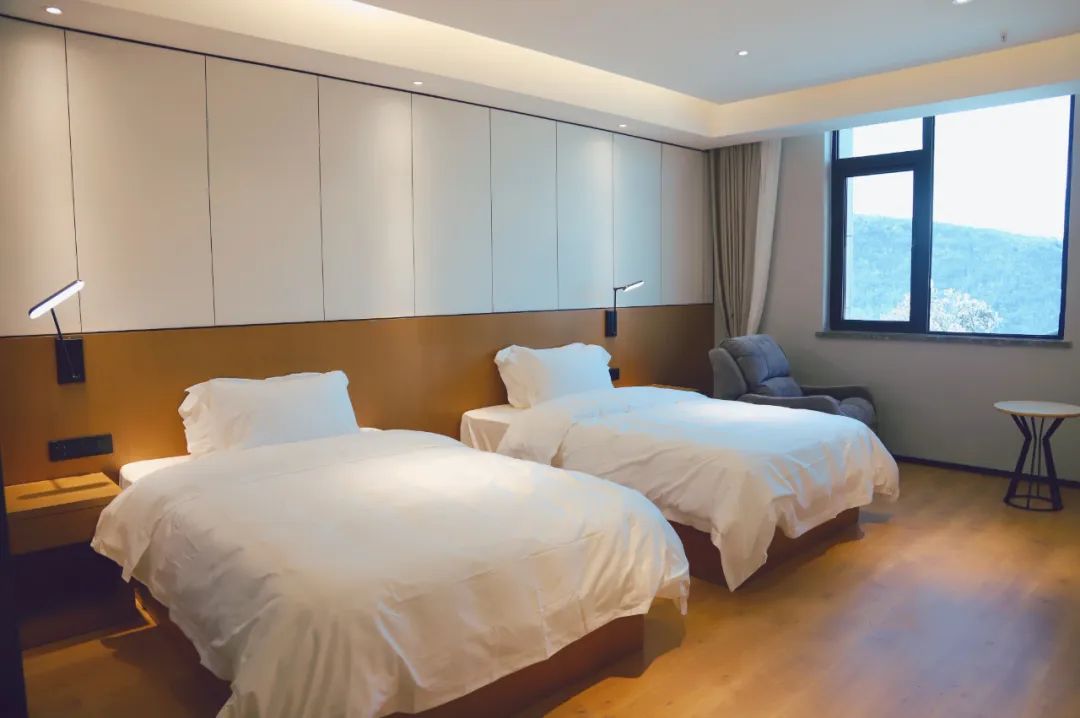 机票价格大跳水错峰出游正当时,错峰出游正当时旅游市场淡季不淡