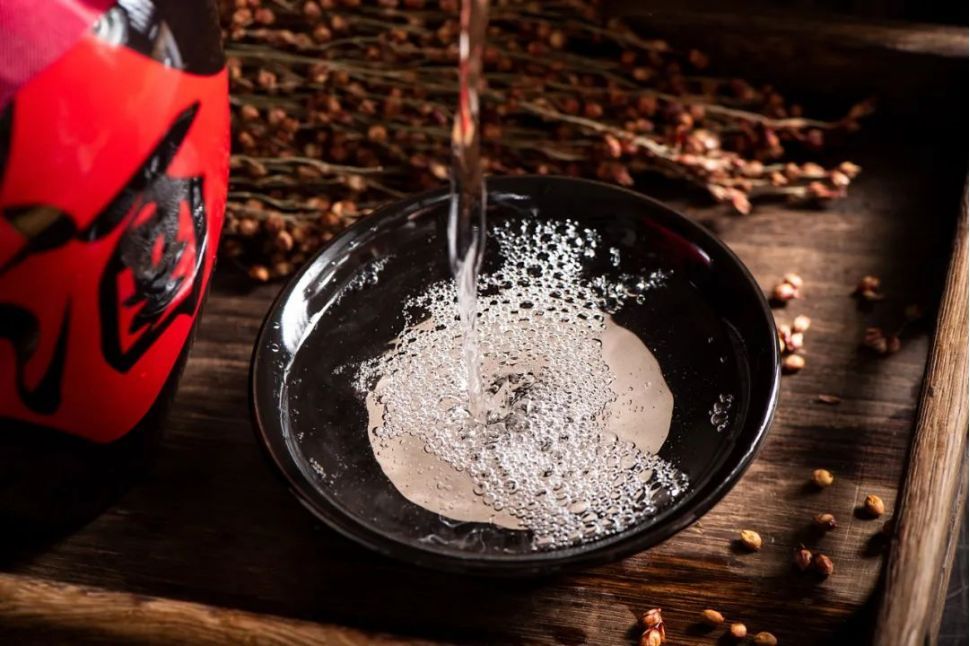 上市公司纷纷跨界卖酒，股票还能沾酒就涨？