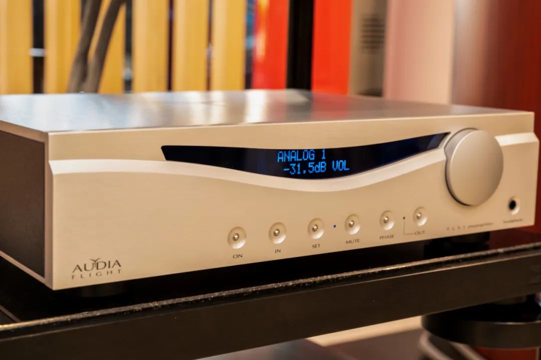 唯美而富有诗意!AudiaFlight歌匠FLS1/FLS4前后级