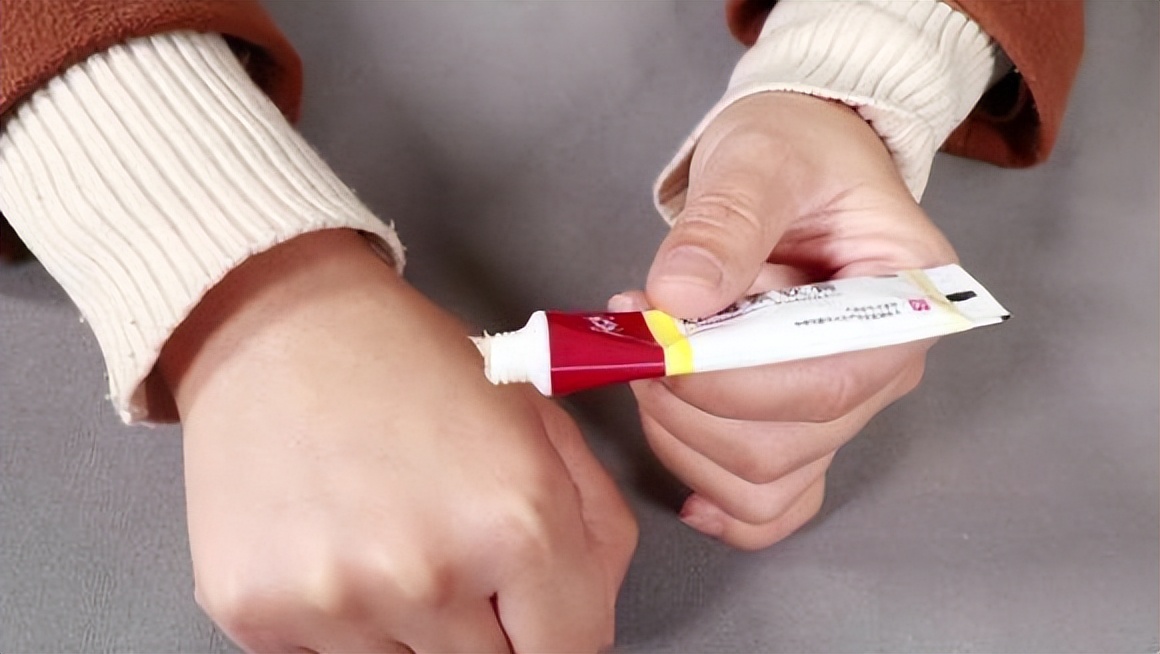 长期用红霉素软膏涂抹脸部皮肤,用红霉素软膏涂眼睛