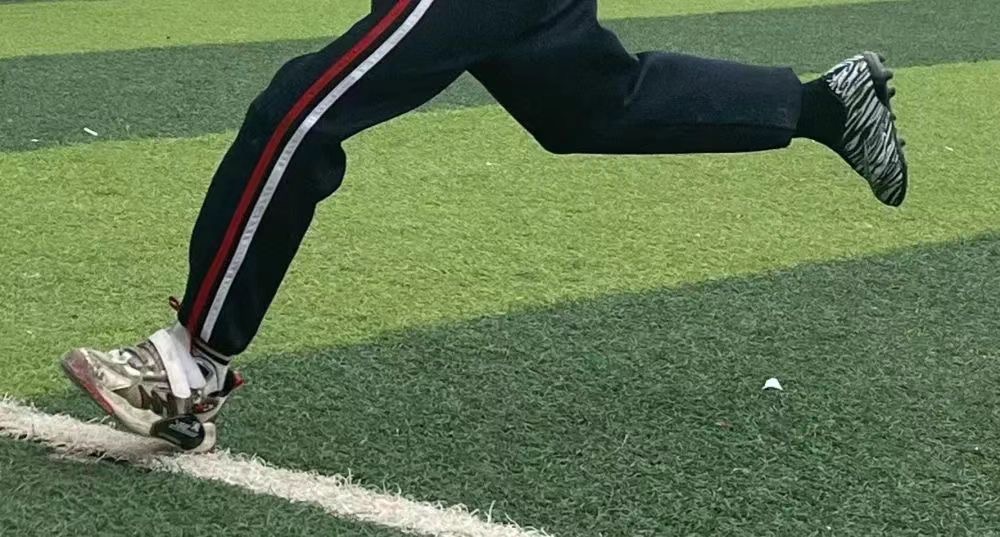 一双球鞋一人一只，凑成“黄金左右脚”！没有什么能够阻挡“运动小子”们的热爱