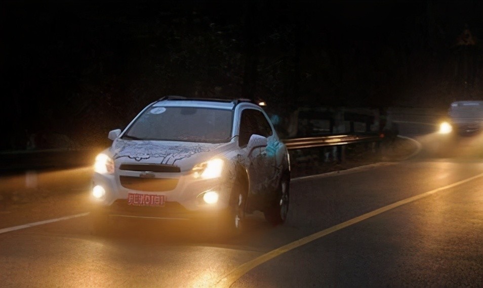 夜晚开车遇到远光灯怎么处理,怎么解决夜晚开车远光灯的问题