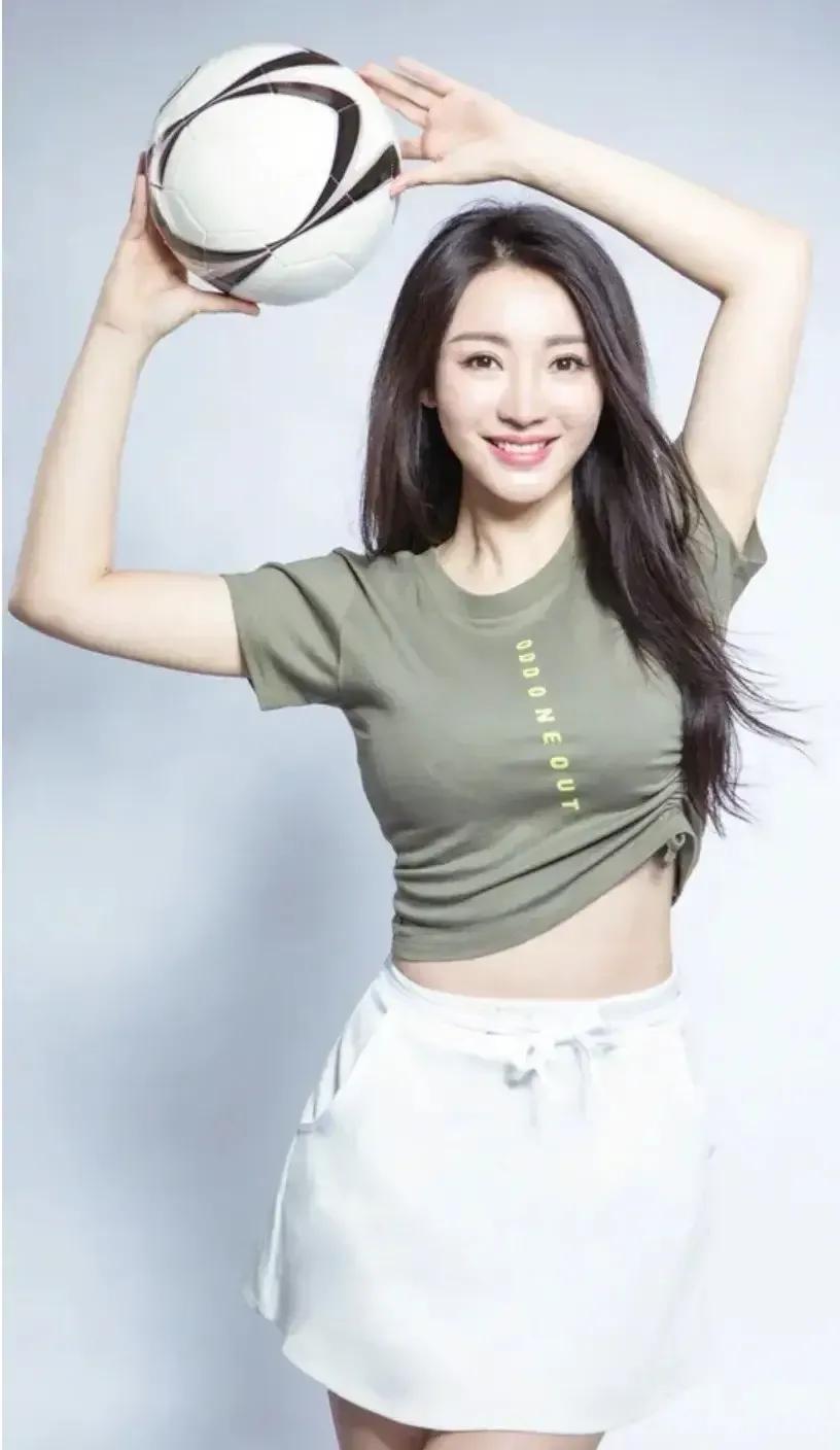 柳岩张馨予领衔变身足球宝贝,世界杯柳岩化身足球宝贝