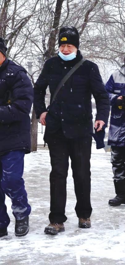 救人的小伙被找到,救人的白衣大哥找到了吗