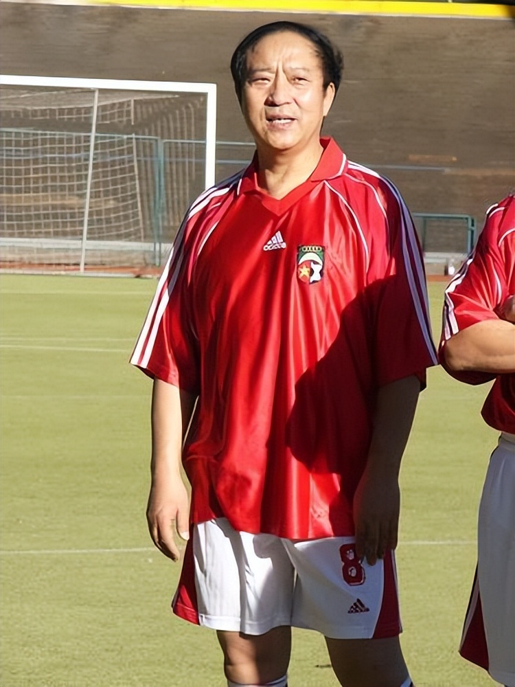 牛群辞官现场,牛群卸任县长后和冯巩合作过没有