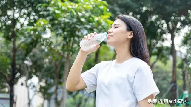早晨第一杯水怎样喝才是正确的,清晨起床第一杯水喝多少合适