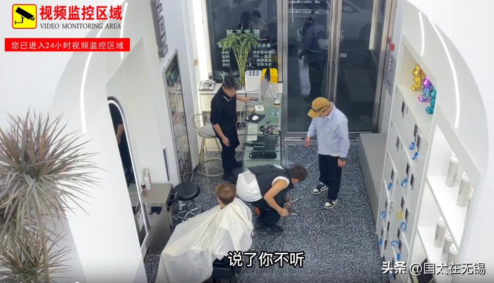 剪刀摔坏赔三万,敲诈和故意伤人能判几年