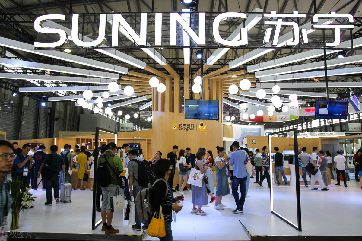 喜迎世界杯冠军,腕上百万名表意外出境,张氏父子的苏宁是强是肉