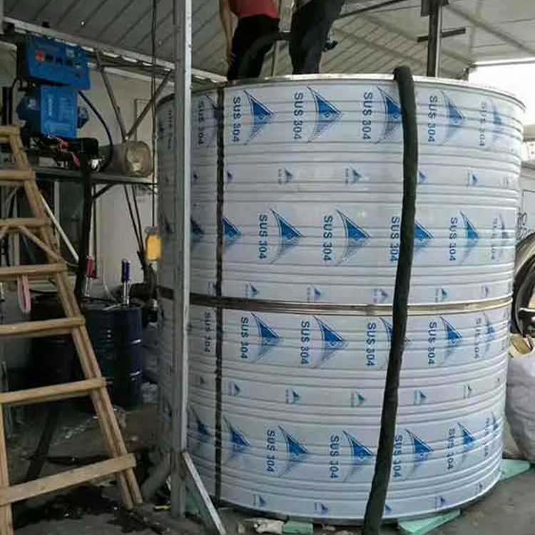 水箱保温发泡机厂家,不锈钢保温水箱聚氨酯发泡效果