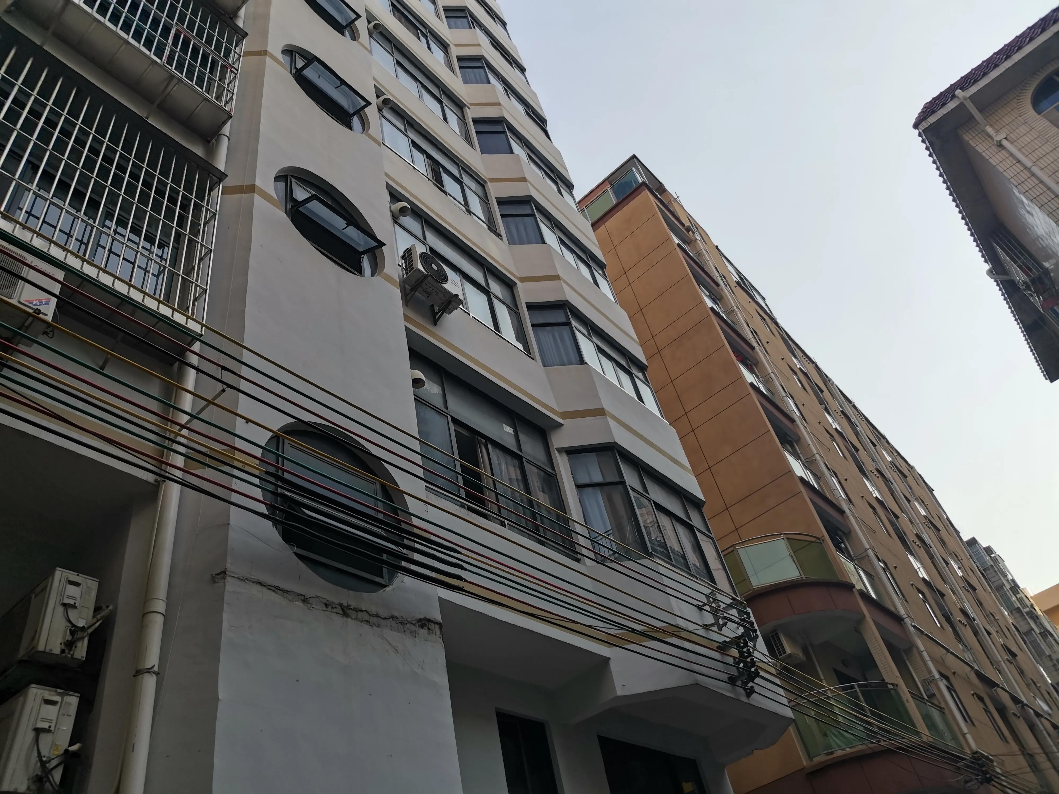 深圳豪横房东阿姨，有一栋楼，一年收房租200多万，已经移民香港