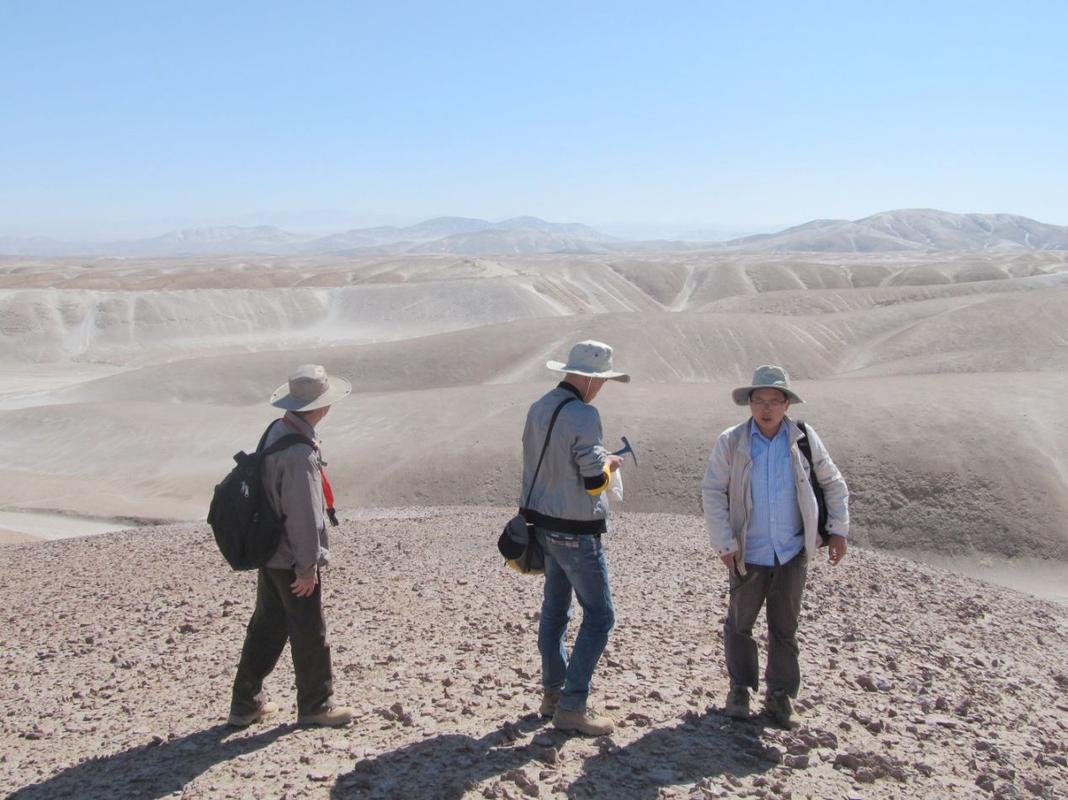 山东发现宝石村：漫山遍野不起眼的碎石头，实际是价值连城蓝宝石