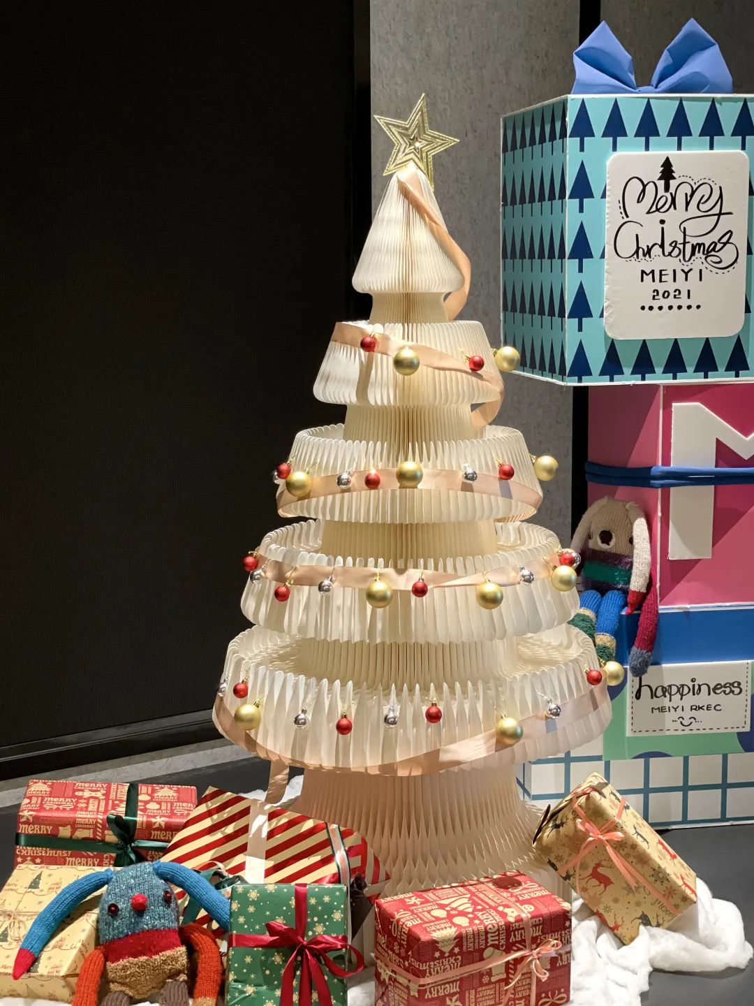 哇！这些学校的圣诞节也太“卷”了！圣诞老人、无人机都来了