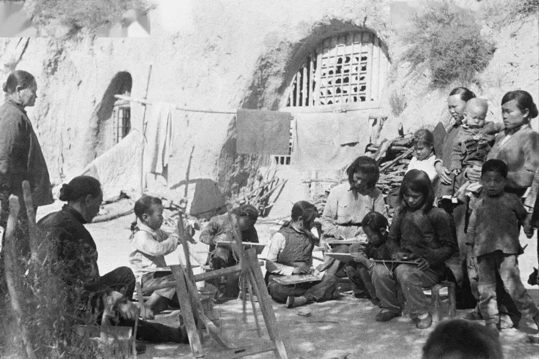 1952年母女拦车告状，*小平邓**调查后勃然大怒，严惩当代“陈世美”