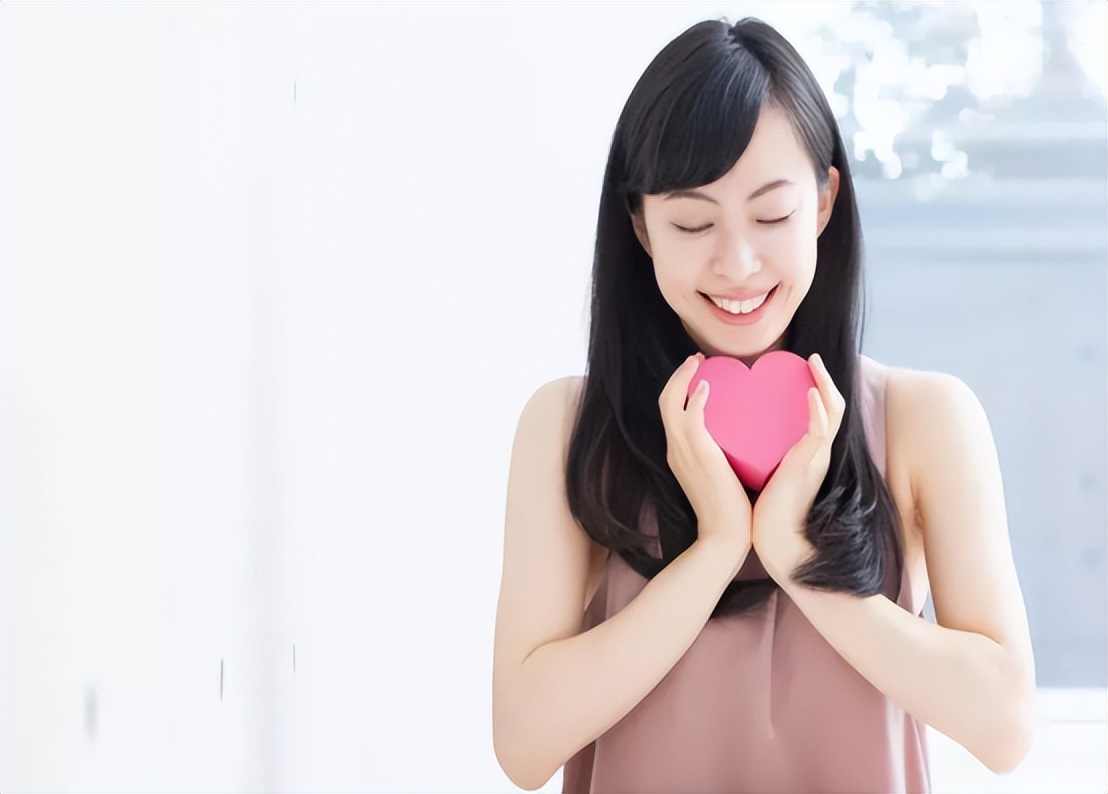 女子身上长虫医生拿镊子治疗,医生从女子腹痛取出长虫