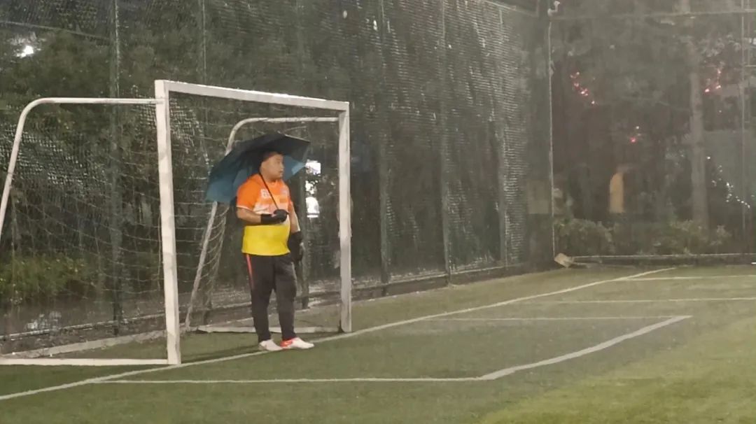 Fun-π丨雨中唱响生日歌足球狗的浪漫有几多？