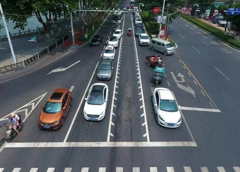 开车看到锯齿车道怎么处罚,开车遇到锯齿车道罚款